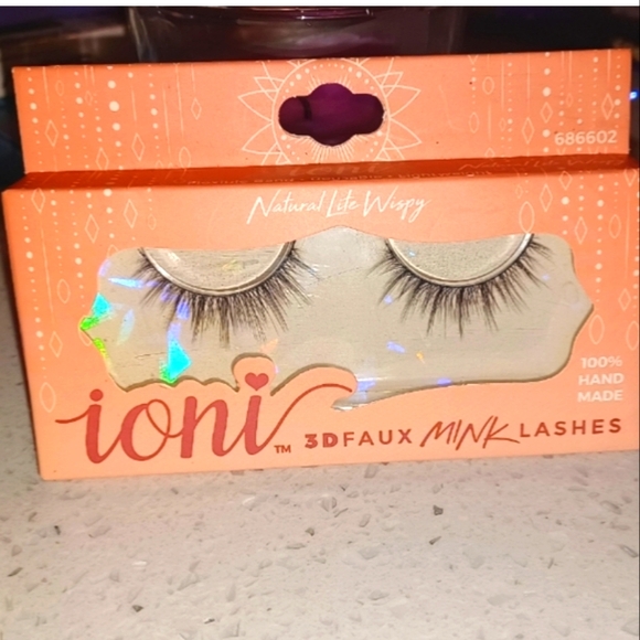 (4) Natural Lite Wispy lashes by Ioni - Picture 2 of 3